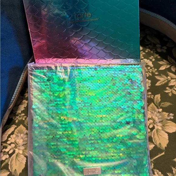tarte Mermaid Treasures Reversible Sequin Makeup Palette - Green & Teal - Picture 3 of 3
